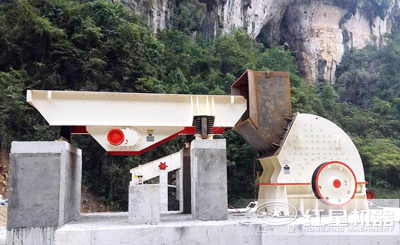 大型錘式破碎機(jī)作業(yè)現(xiàn)場(chǎng)