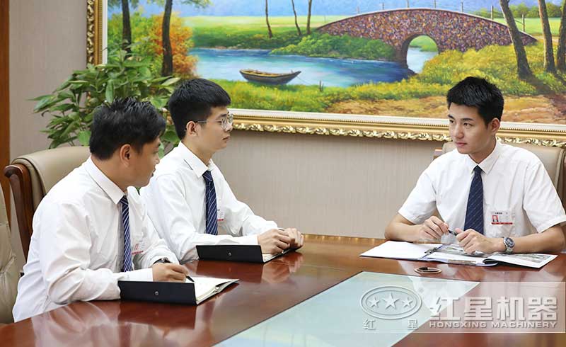 技術(shù)人員為客戶講解設(shè)備信息